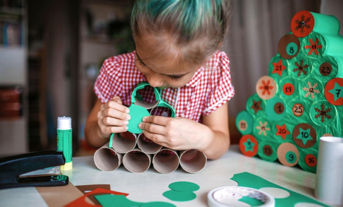 Kinder gestalten Adventskalender Weihnachten