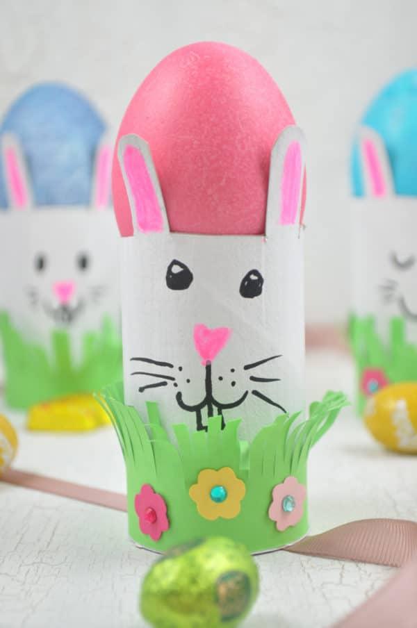 Bunte Eierbecher aus Papierrollen