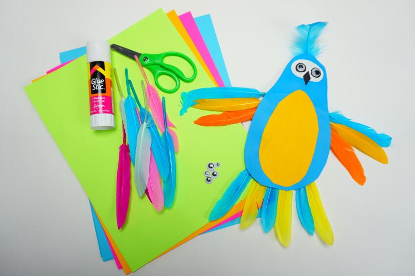 Bunte Papierfedern für Macaw basteln