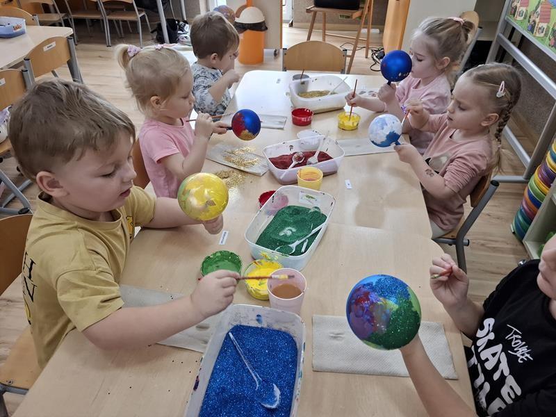 Christbaumkugeln verzieren Kinder
