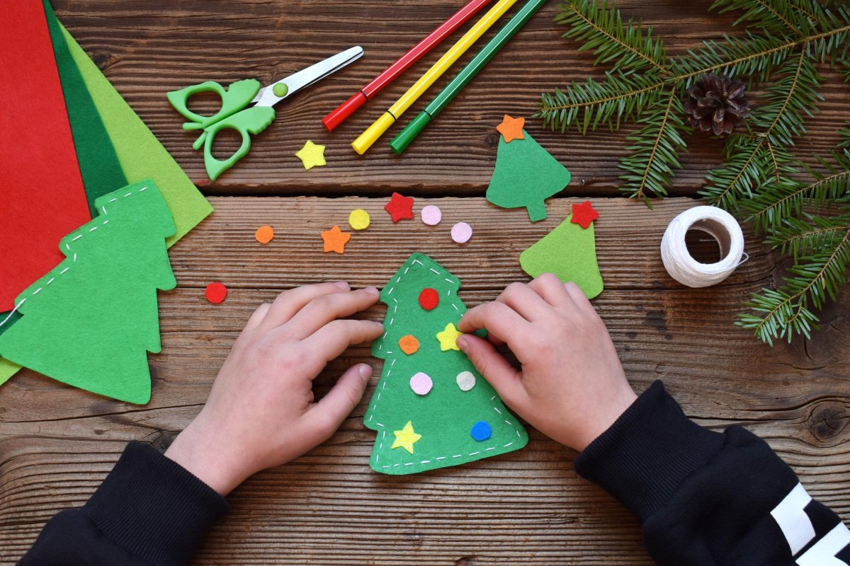 Kinder basteln Christbaumschmuck