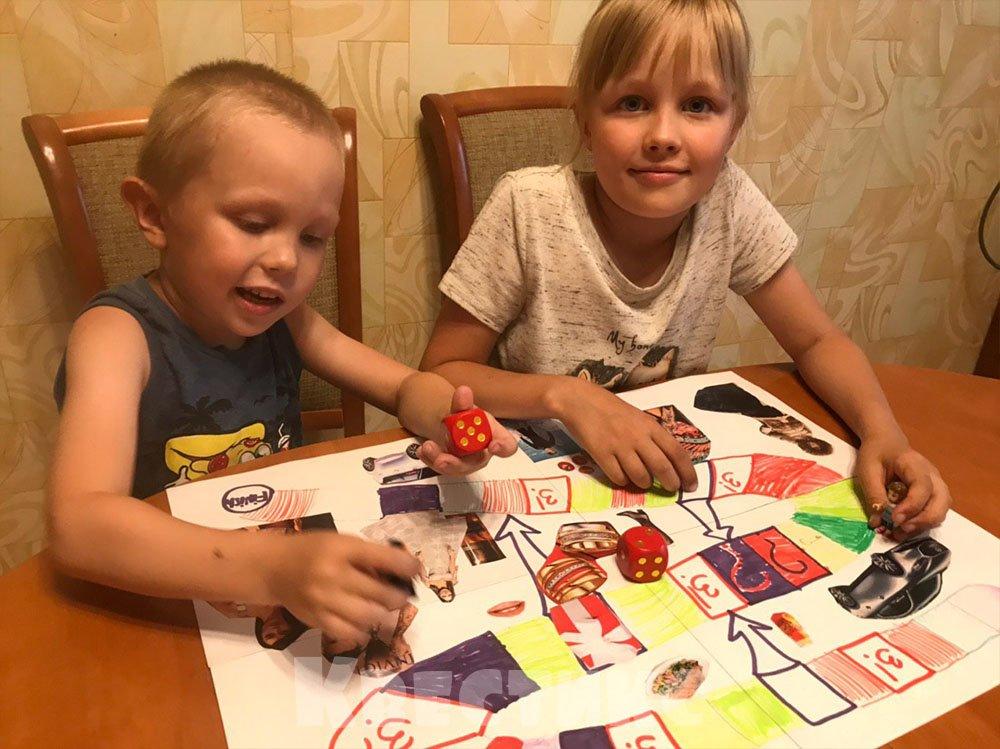 Kinder basteln eigenes Spiel