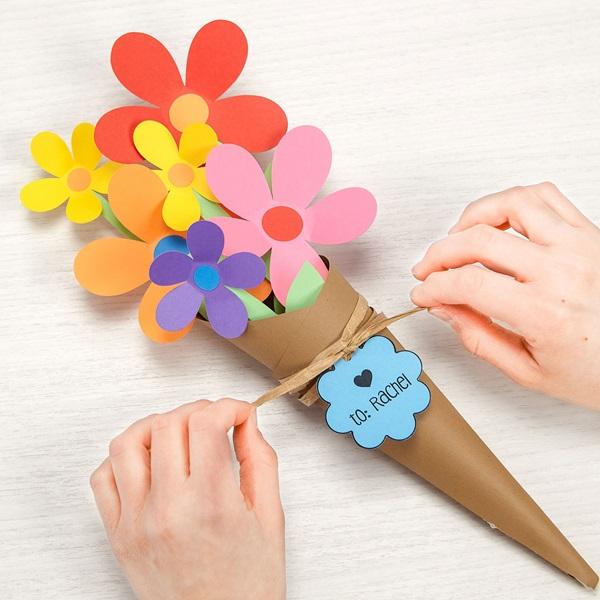 Kinder halten Papierblumen Geschenk