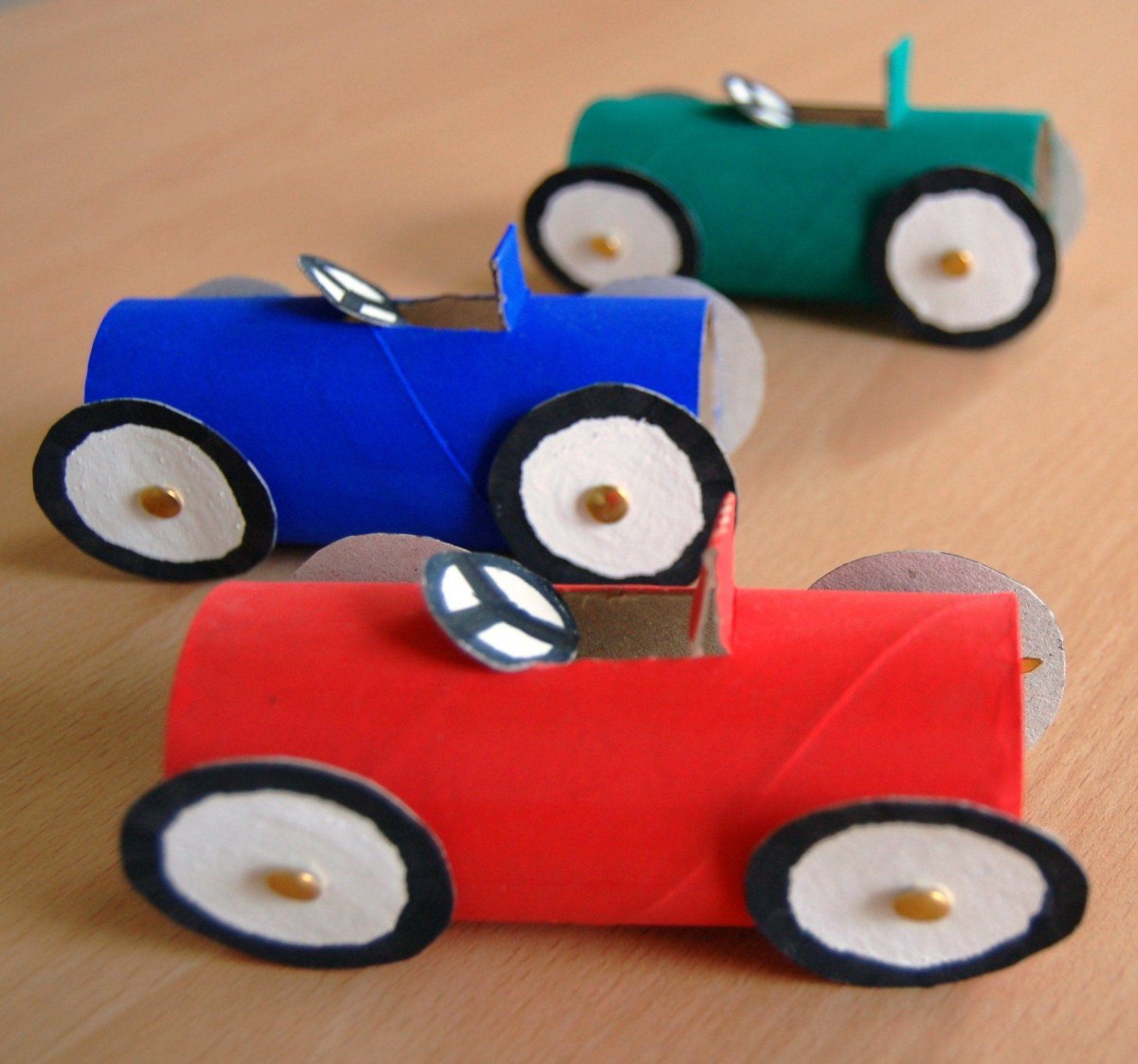 Auto aus Klopapierrolle gebastelt