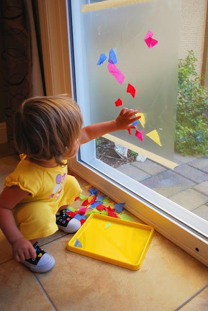 Kleinkind bastelt Fensterbild