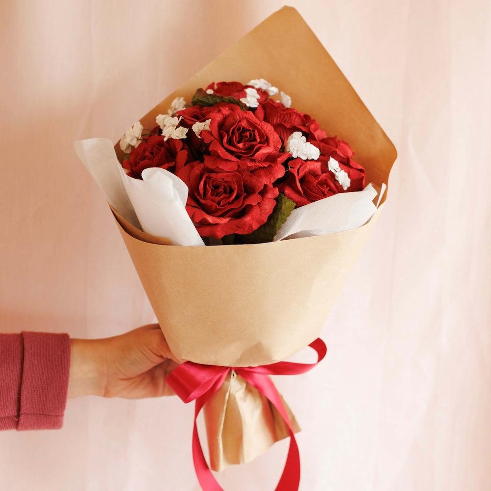 Verpackte Papierblumen Geschenk Kinder
