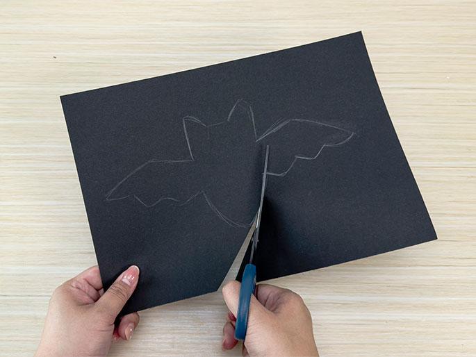 Fledermausflügel aus Tonpapier ausschneiden