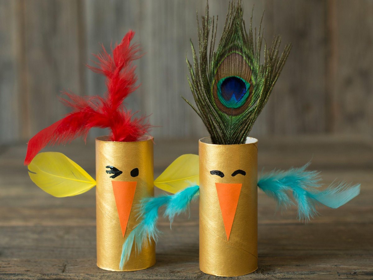 Flügel und Federn am Osterküken befestigen