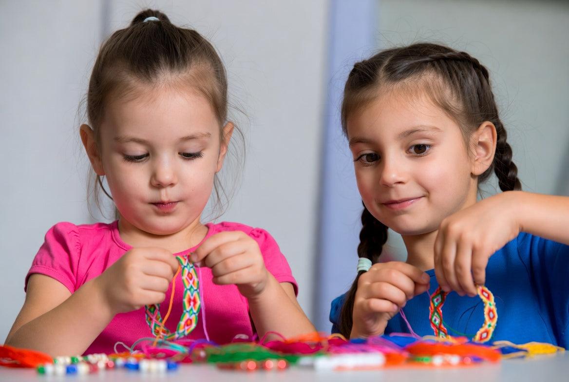 Kinder knüpfen Freundschaftsbänder