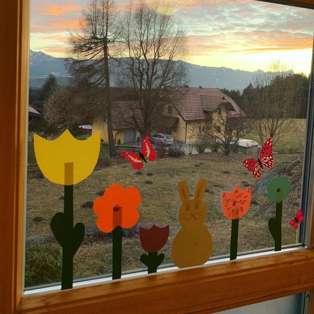 Fensterdeko aus Klopapierrollen