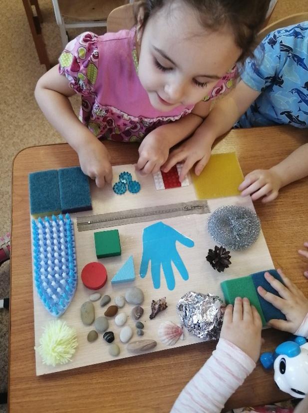 Fühlbild mit verschiedenen Materialien