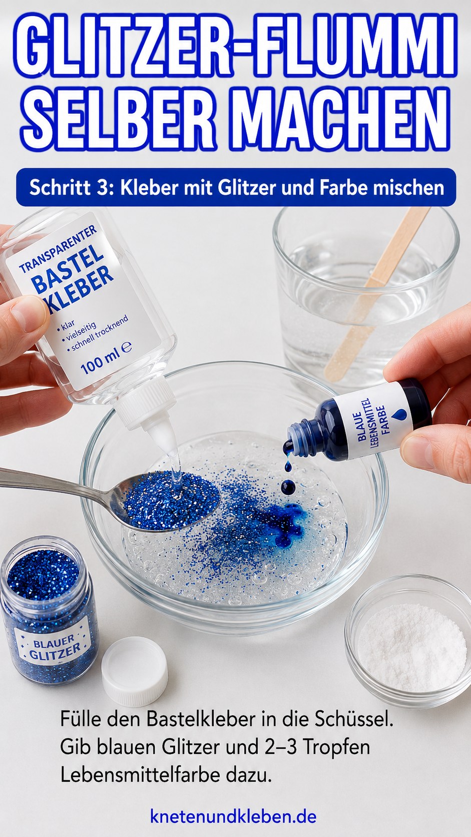 Blauer Glitzer und Lebensmittelfarbe werden für den Glitzer Bouncy Ball in transparenten Bastelkleber gemischt