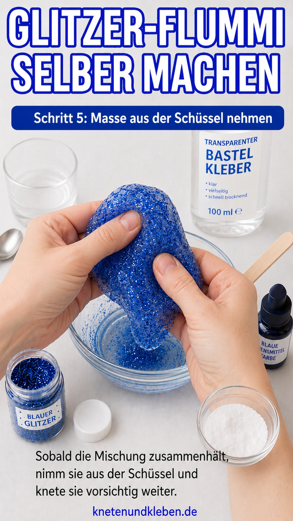 Fertig geknetete, klebrige Glitzermasse wird für den Glitzer Bouncy Ball aus der Schüssel genommen