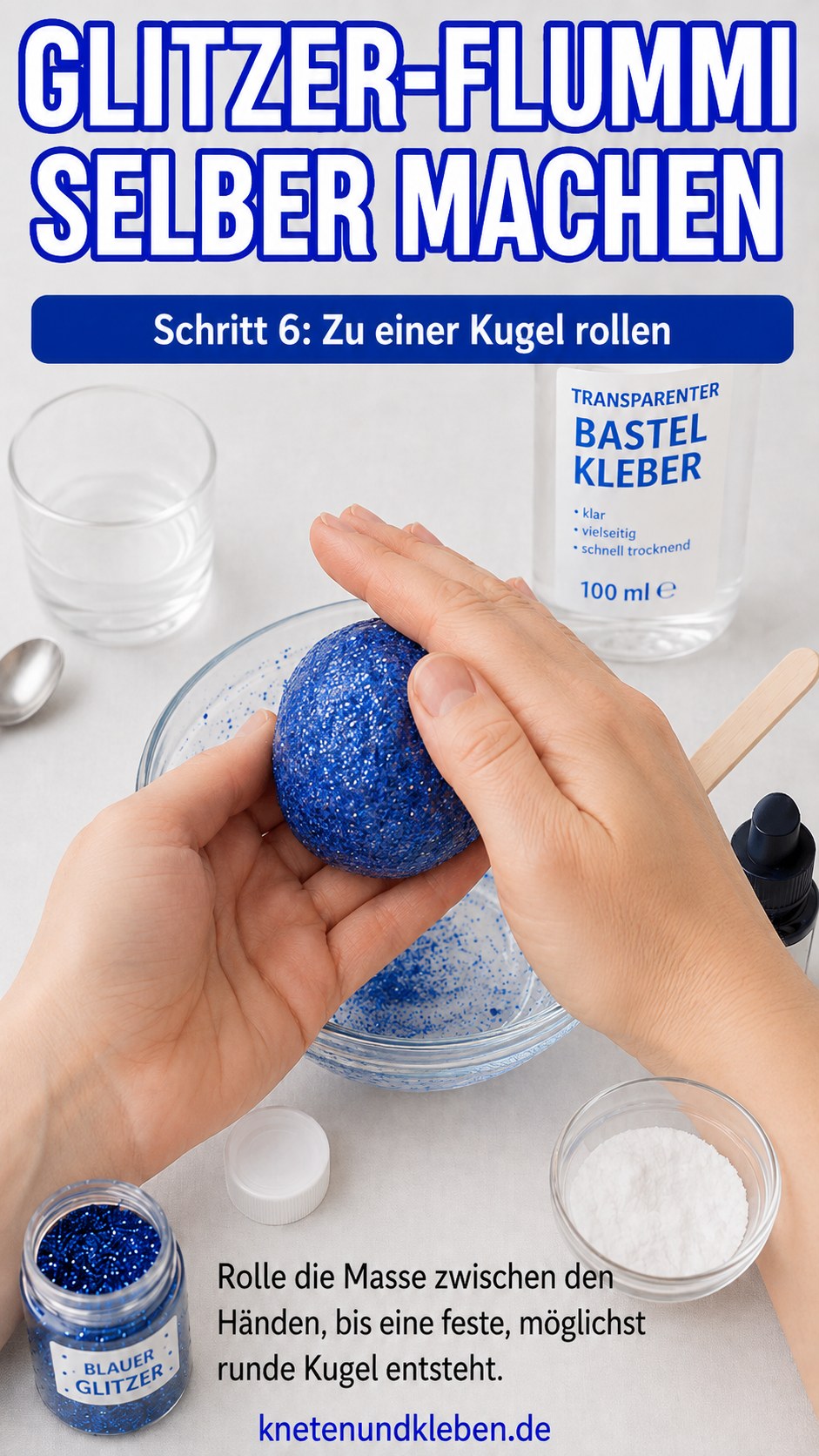 Blaue Glitzermasse wird zwischen den Händen zu einer runden Kugel für den Glitzer Bouncy Ball gerollt