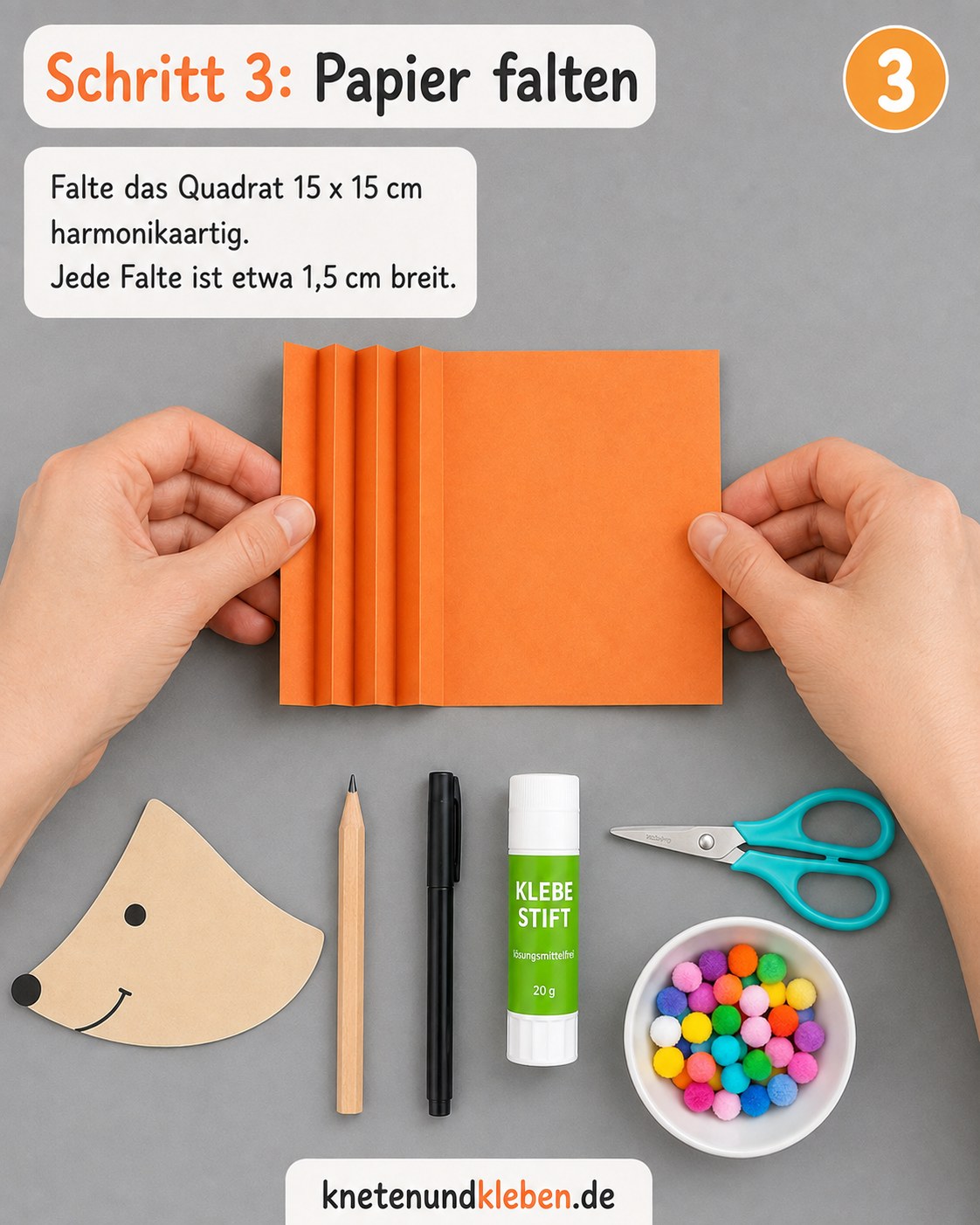 Orangenes Tonpapier wird harmonikaartig gefaltet, um beim Igel aus Fächer basteln den Fächer vorzubereiten