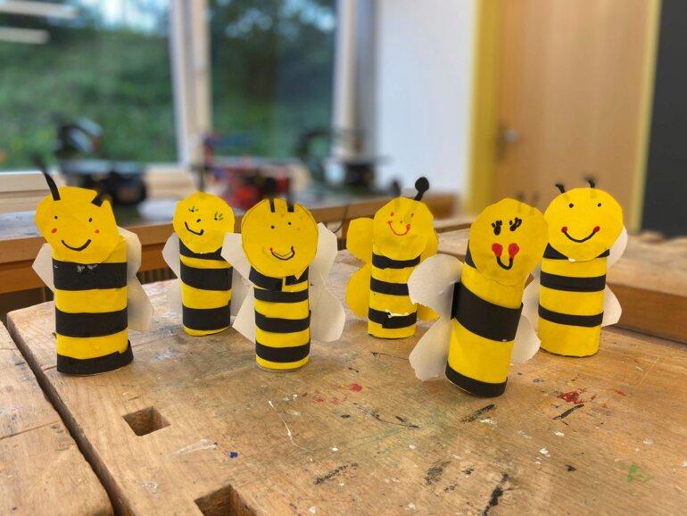 Bienenschwarm aus Papprollen