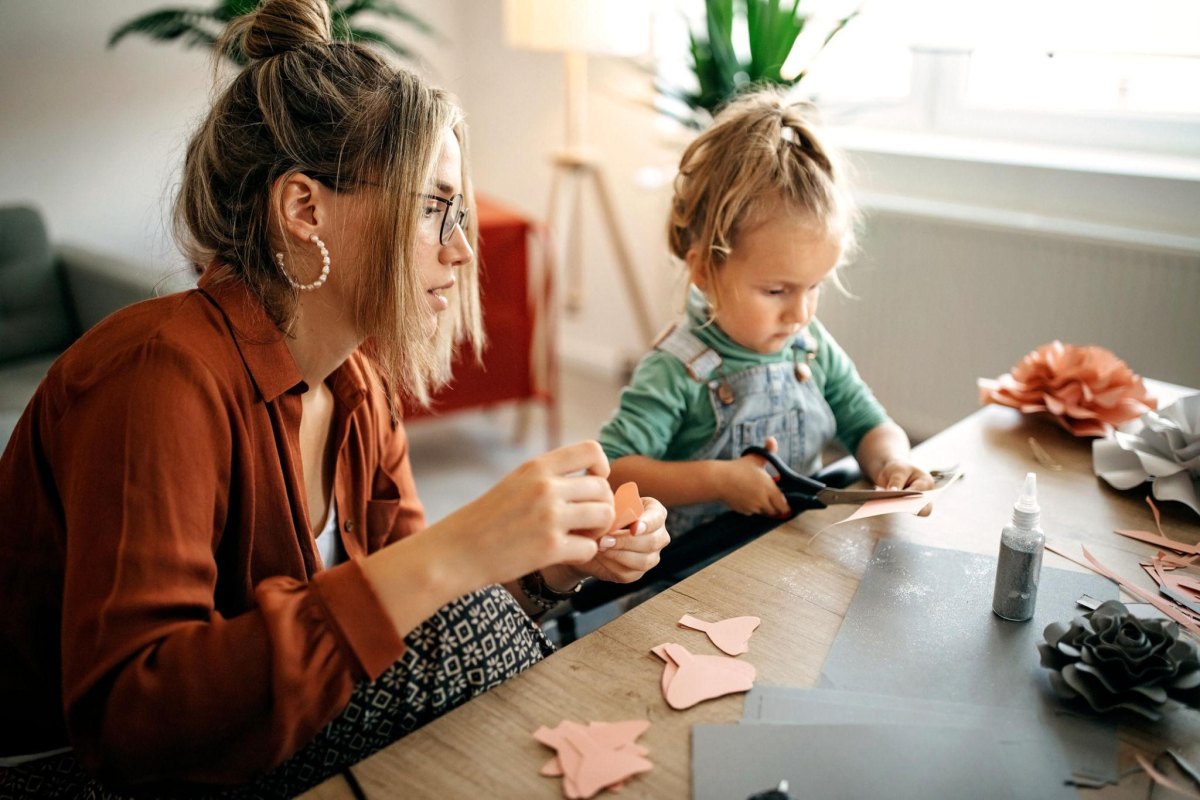 Papierblumen mit Kindern basteln