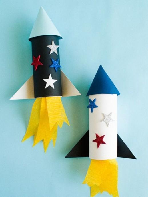 Raketen aus Klopapierrollen gebastelt