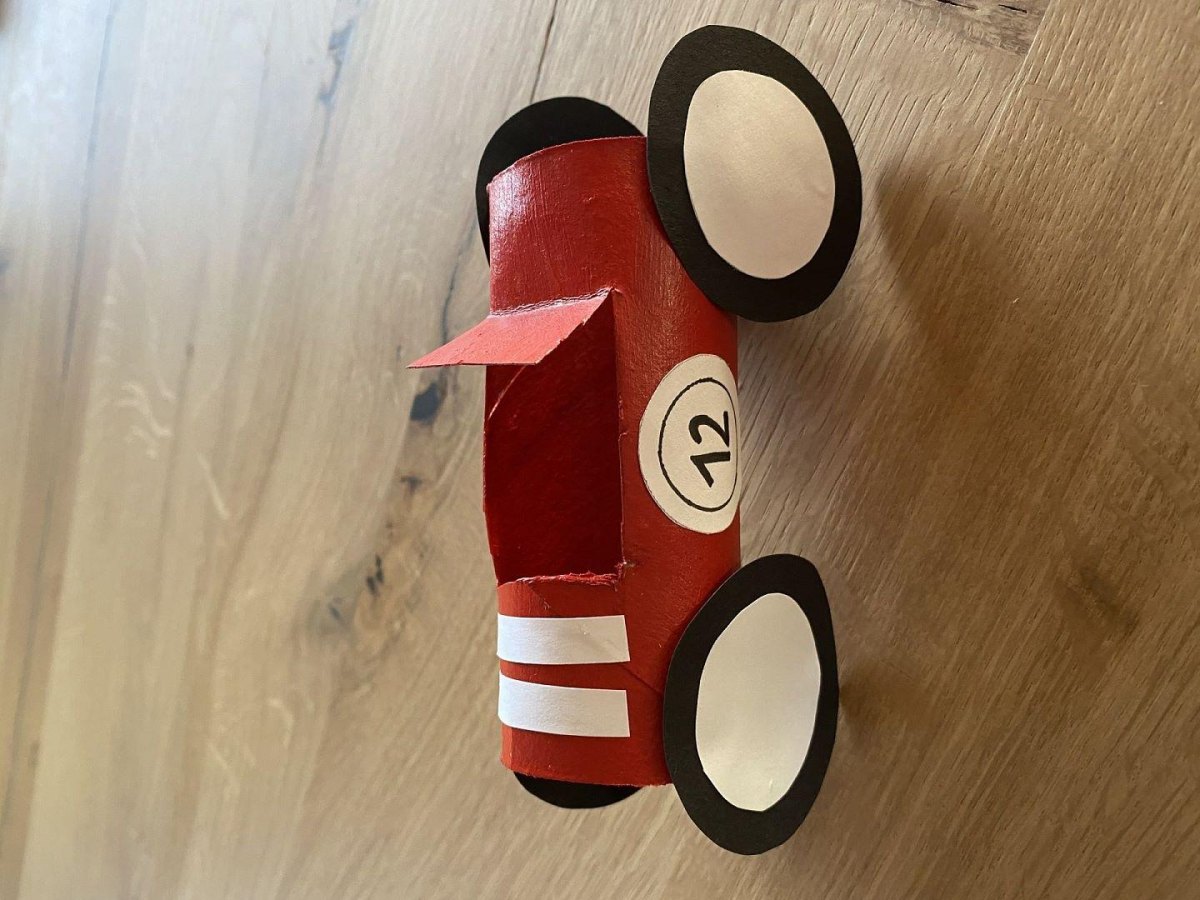 Bunte Klorollen Autos beim Rennen