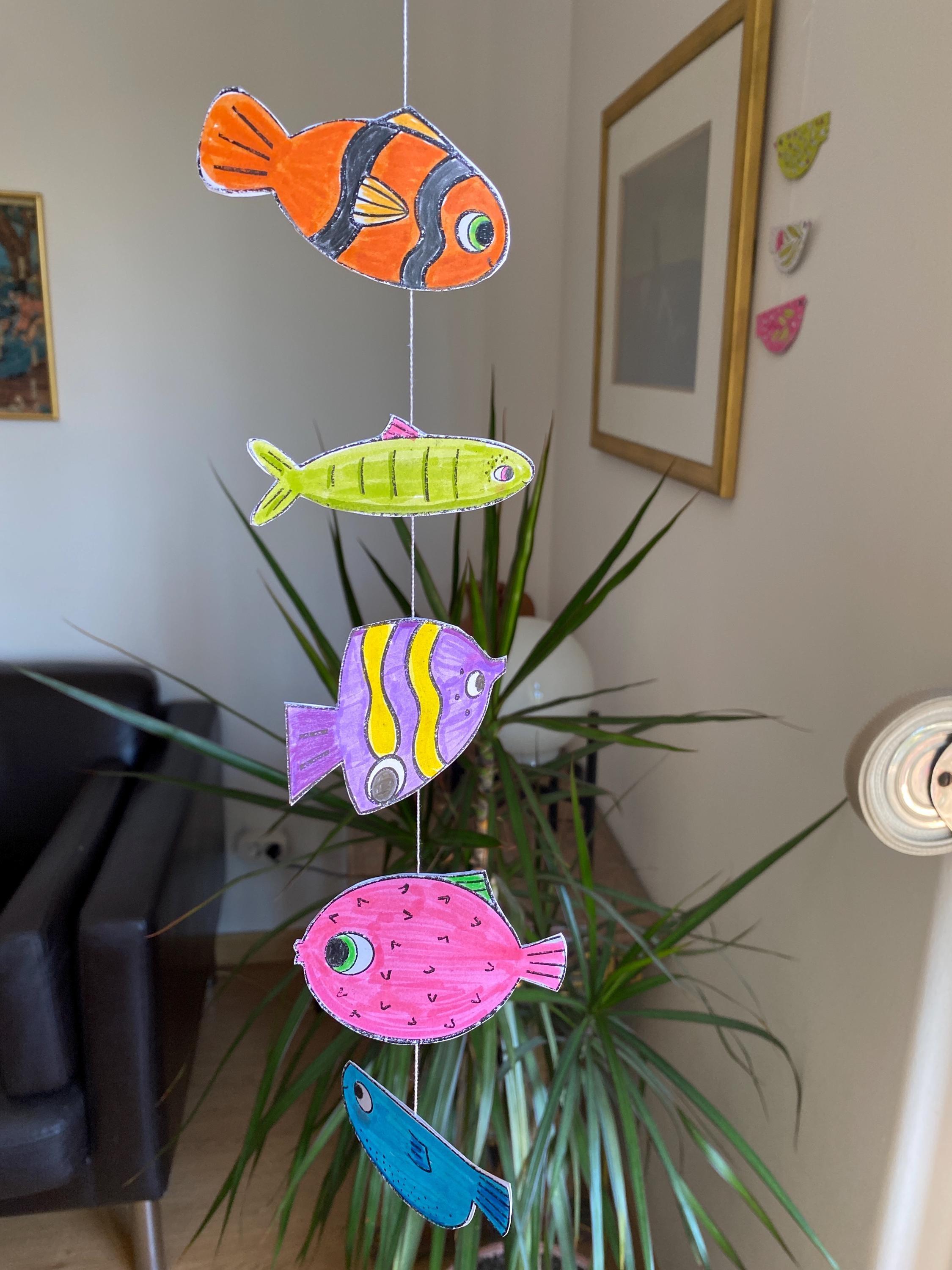 Koi Fische als Unterwasser Deko aufhängen