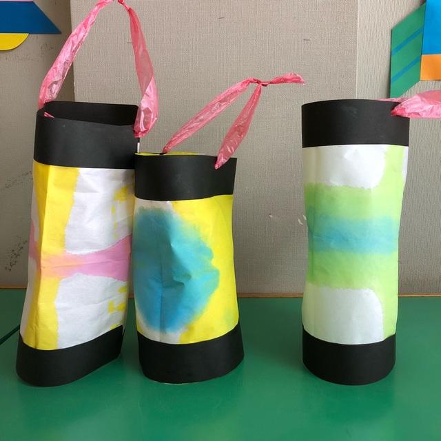 Laterne aus Klopapierrolle basteln