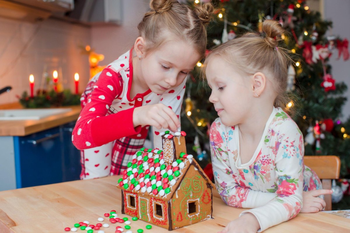 Kinder basteln Lebkuchenhaus