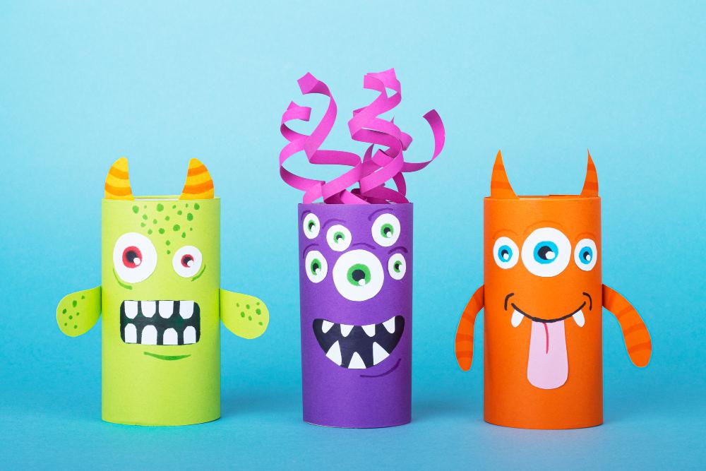 Lustiges Monster aus Klopapierrolle