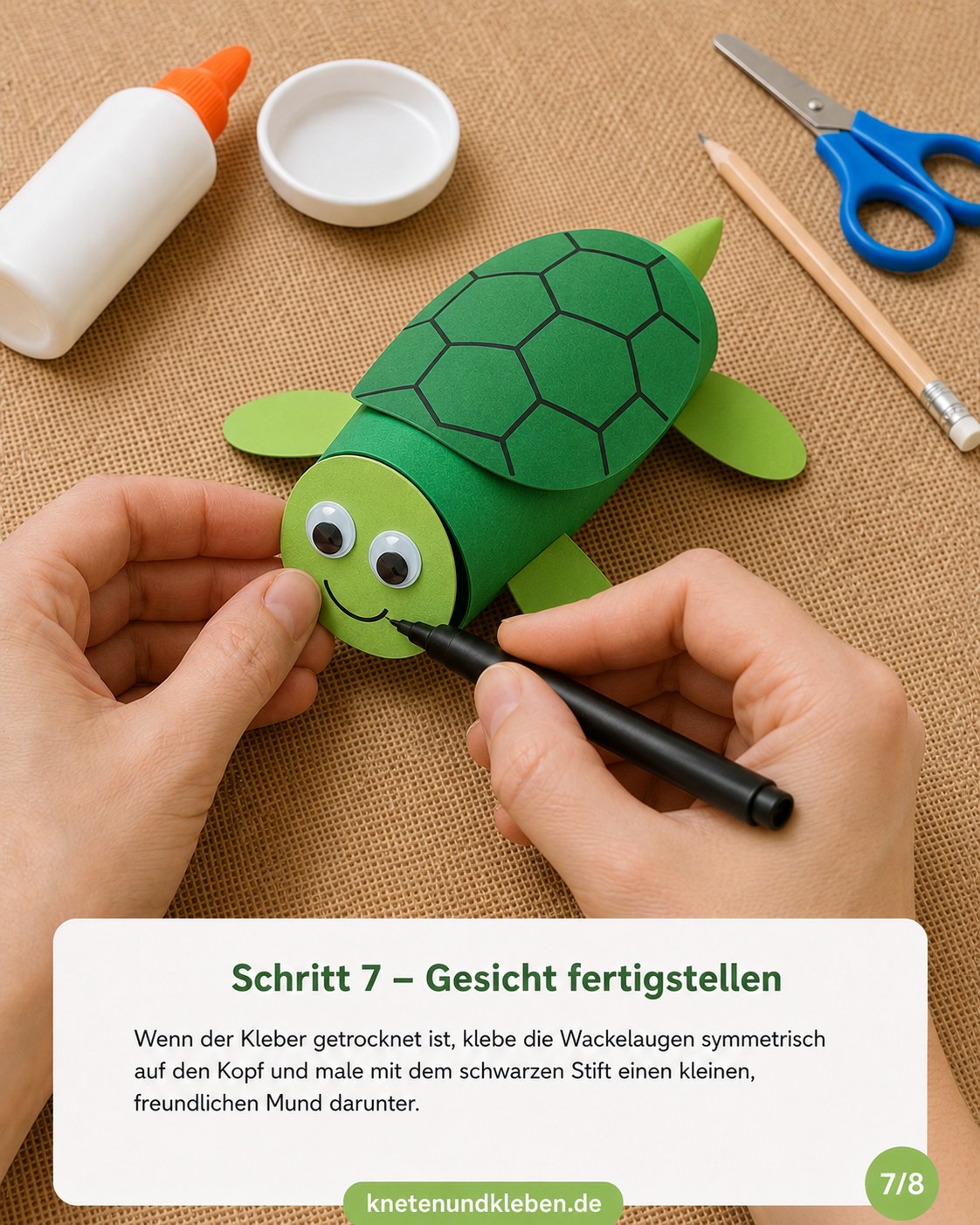 Wackelaugen und ein kleiner Mund machen aus der Bastelschildkröte ein fertiges Gesicht