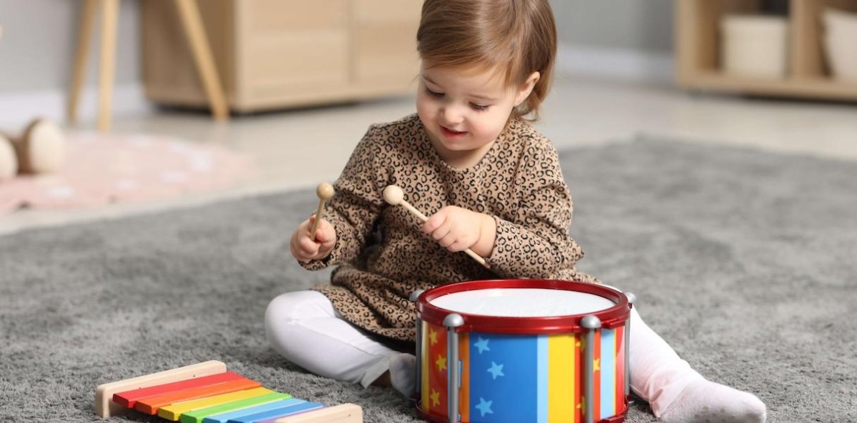 Kind spielt Musikinstrument