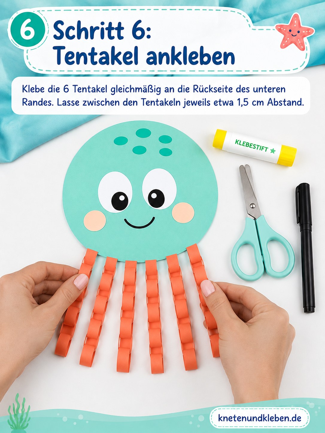 Sechs Papierketten-Tentakel werden gleichmäßig an den Kopf des Papier-Oktopus geklebt
