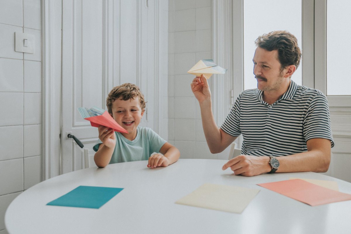 Kinder bauen Papierflieger