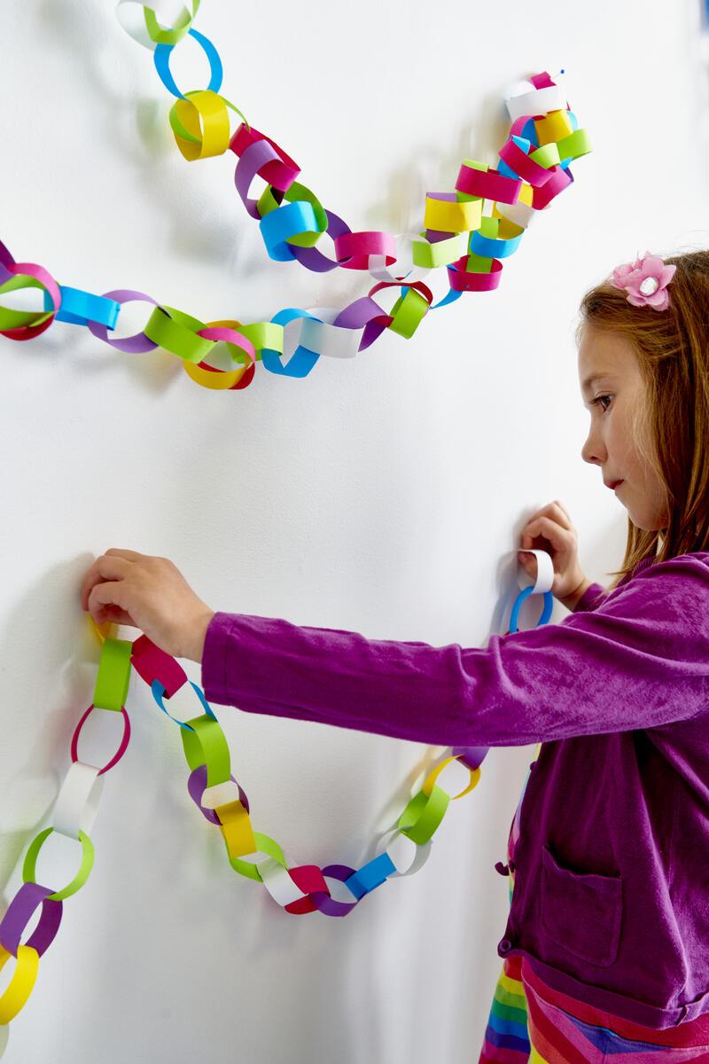 Kinder basteln Papiergirlanden
