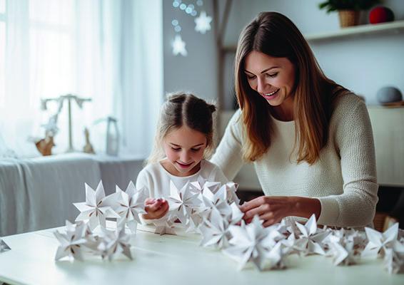 Kinder falten Papiersterne Weihnachten