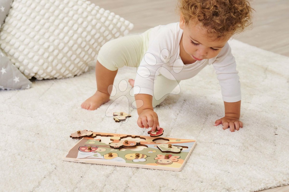 Kind legt Holzpuzzle