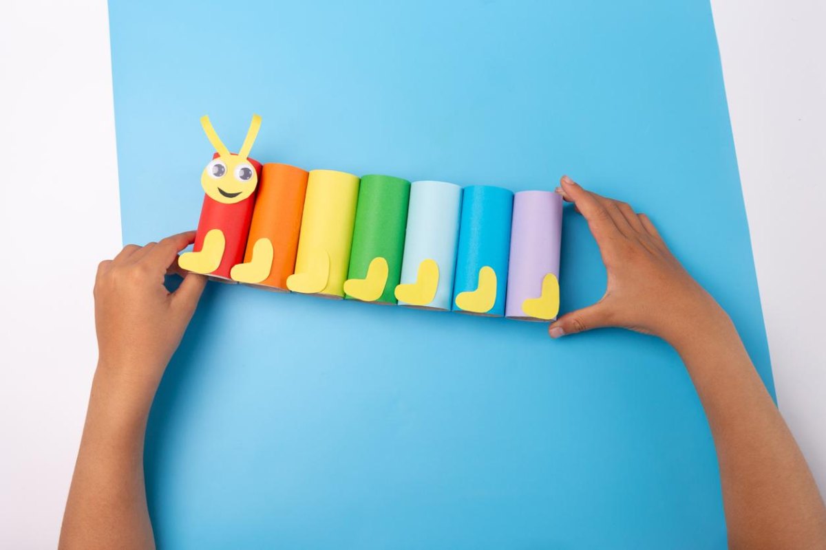 Raupe aus Klorollen für Kinder