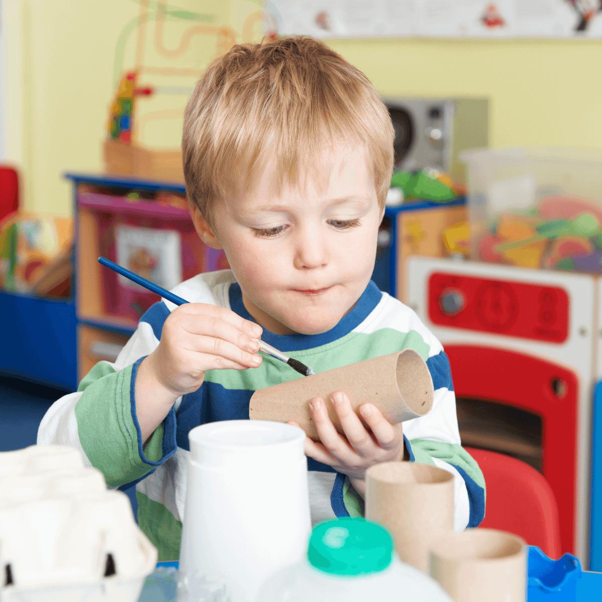 Kinder basteln mit Recyclingmaterial