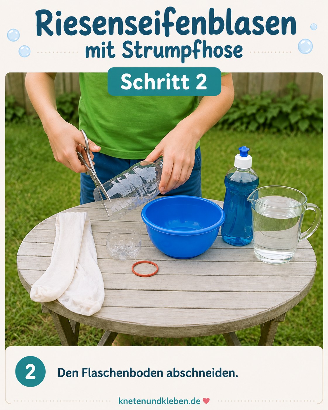 Kind schneidet den Boden der Plastikflasche ab, erster Schritt für Riesenseifenblasen mit Strumpfhose.