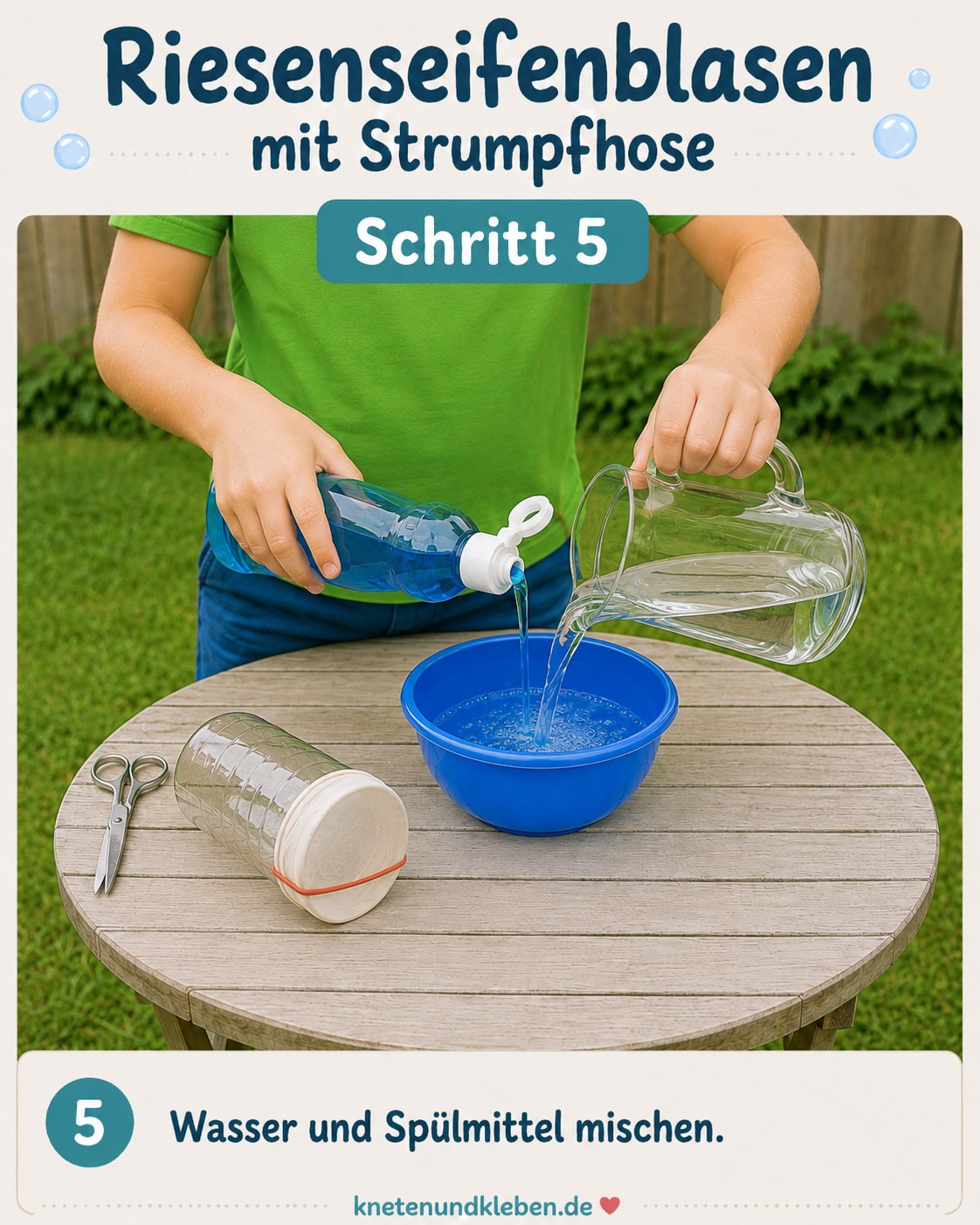 Wasser und Spülmittel werden in einer blauen Schüssel zur Lauge für Riesenseifenblasen gemischt.