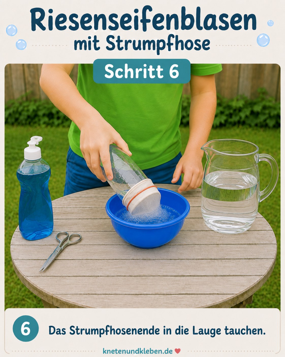 Das Strumpfhosenende wird in die Seifenlauge getaucht, bevor die Riesenseifenblasen entstehen.