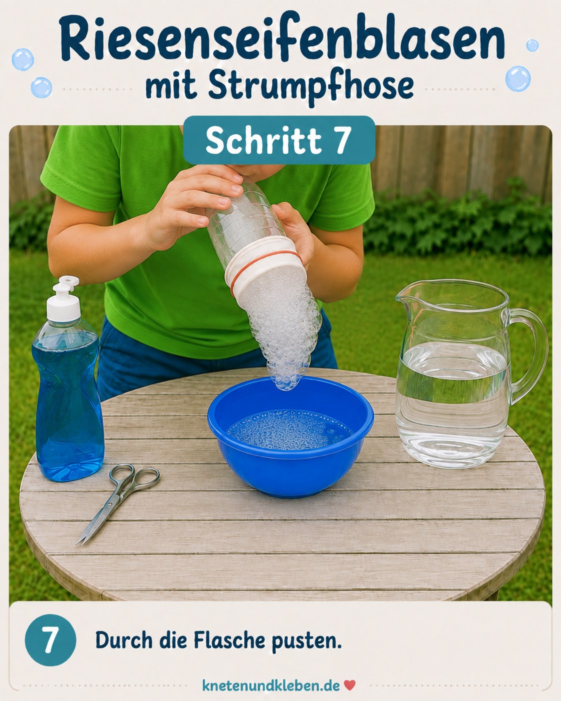Kind pustet durch die Flasche, Seifenschaum tropft heraus beim Riesenseifenblasen machen.