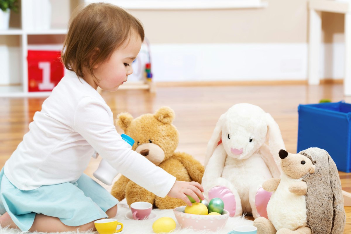 Kind spielt mit Puppen