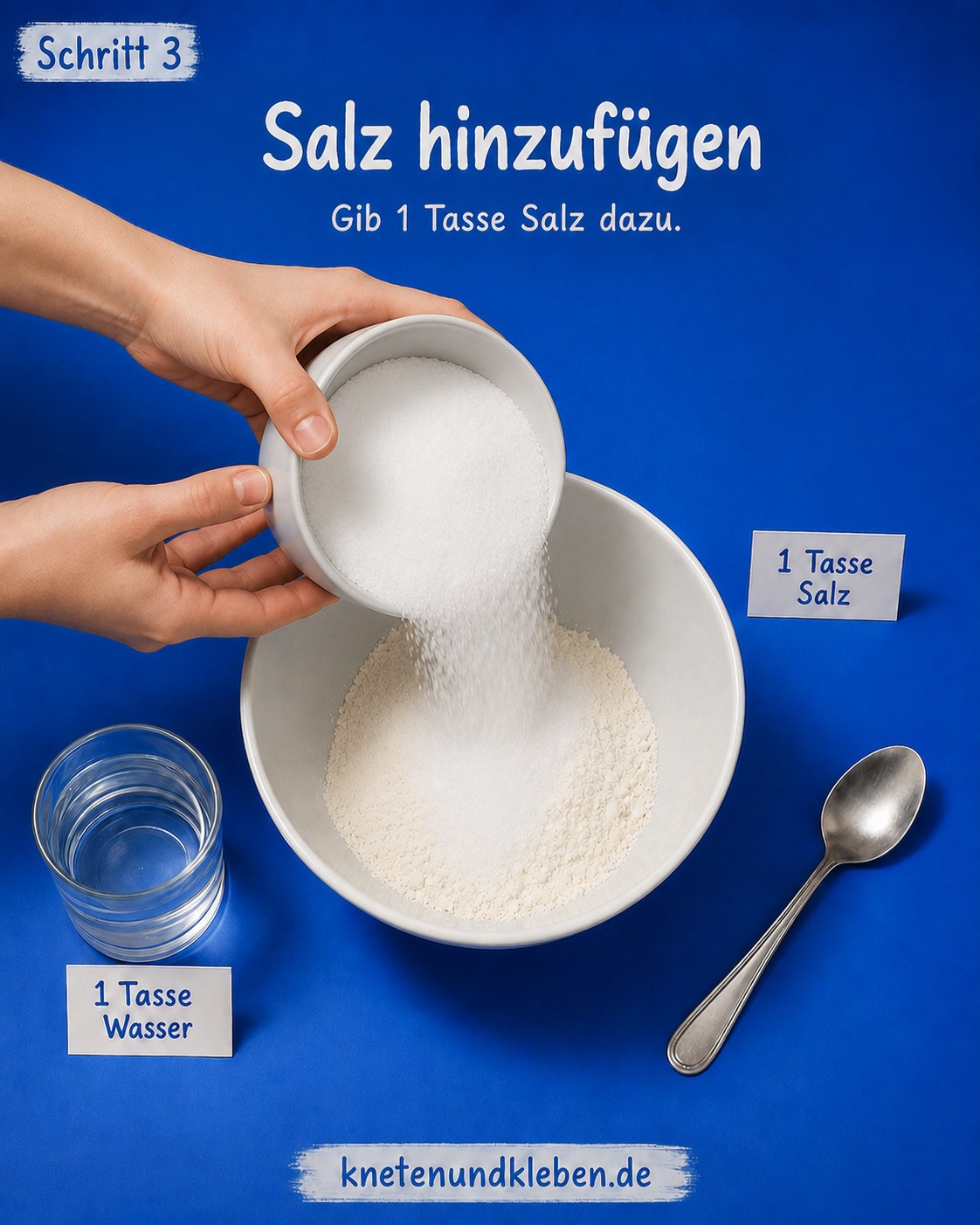 Salz wird für den Salzteig in die Schüssel mit Mehl gegeben