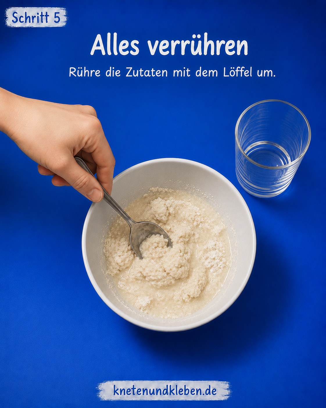 Löffel rührt Mehl, Salz und Wasser zu krümeligem Salzteig zusammen