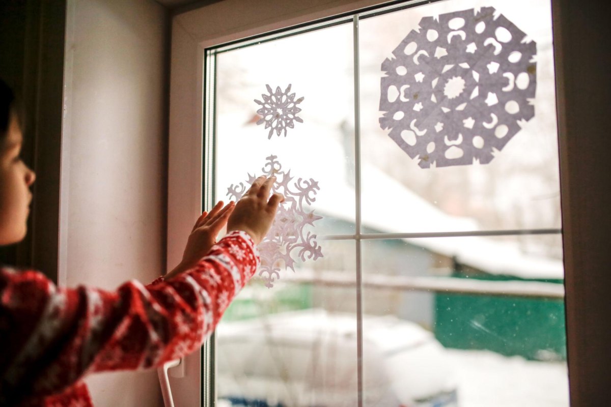 Papier Schneeflocken basteln mit Kindern