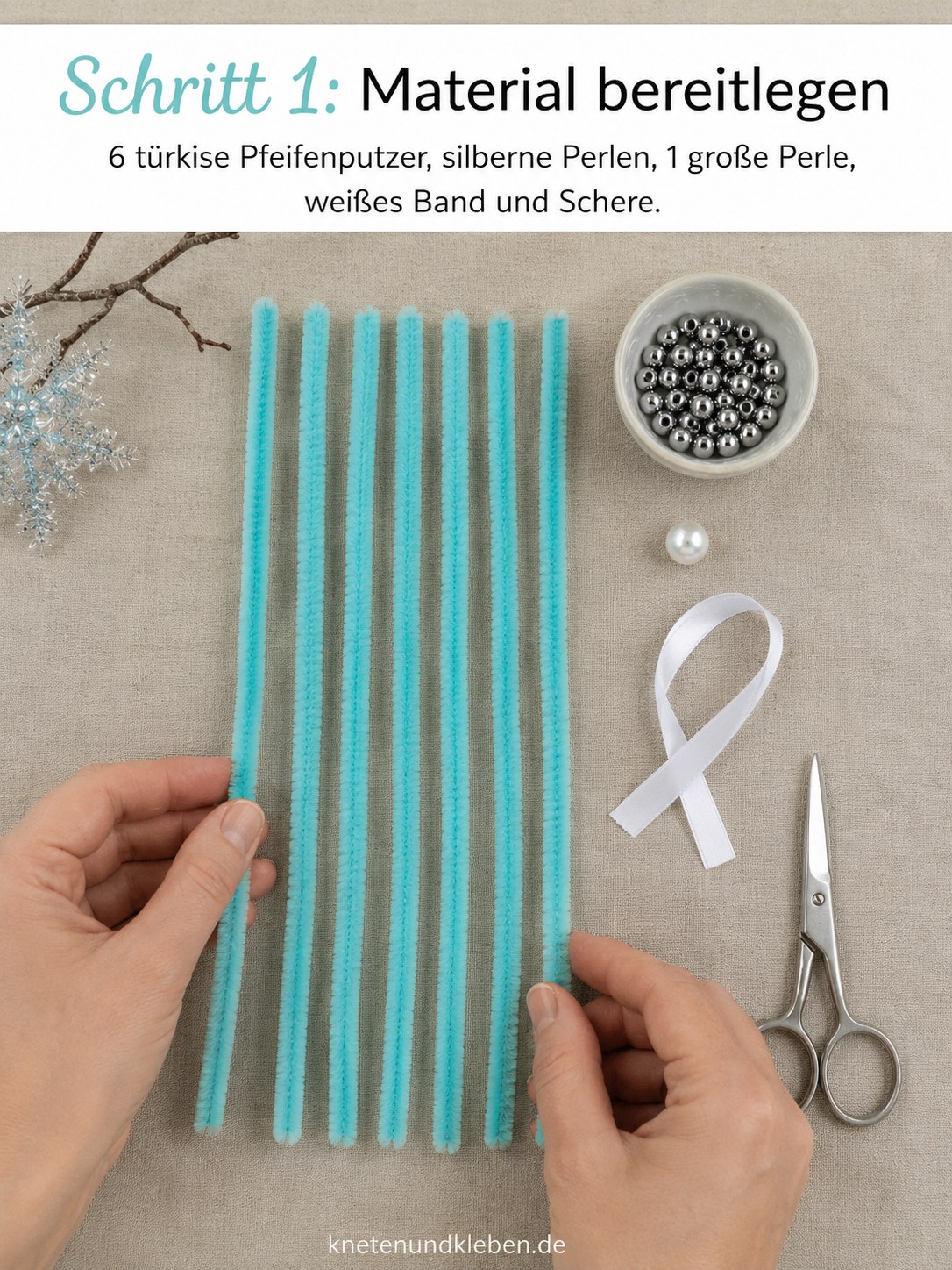 Türkise Pfeifenputzer, silberne Perlen und Schere bereit zum Schneeflocken aus Pfeifenputzer basteln