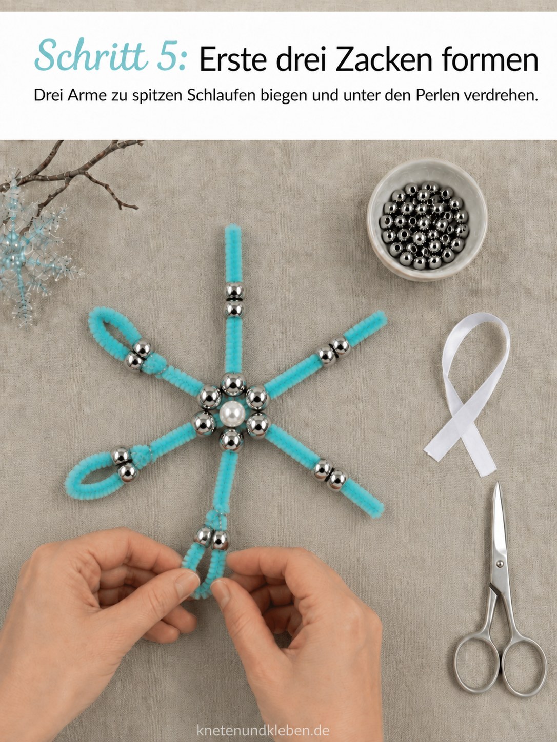 Drei Arme des Pfeifenputzer-Sterns werden zu spitzen Schlaufen für die Schneeflocke gebogen