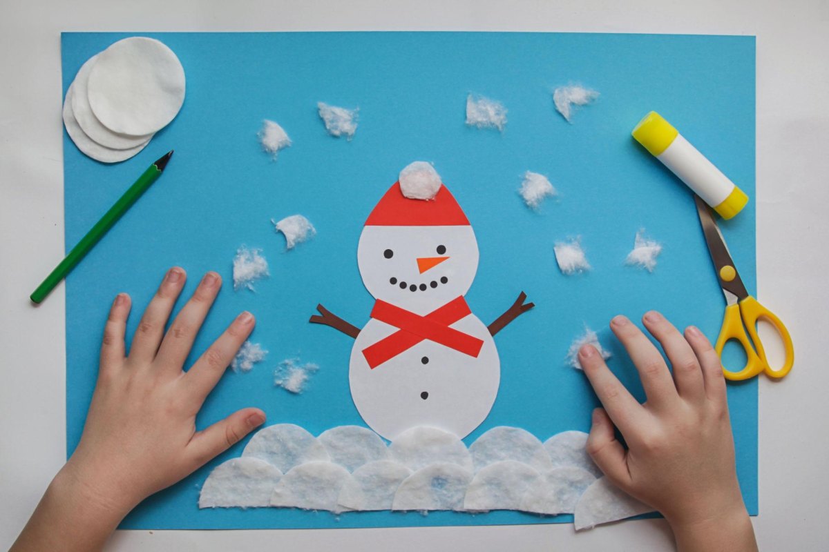 Kinder basteln Schneemann aus Material