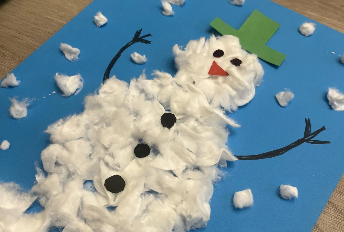 Watte Schneemann basteln mit Vorschulkind