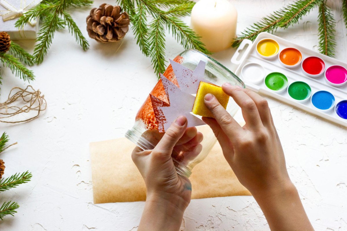 Kinder gestalten Kerzenhalter als Geschenk