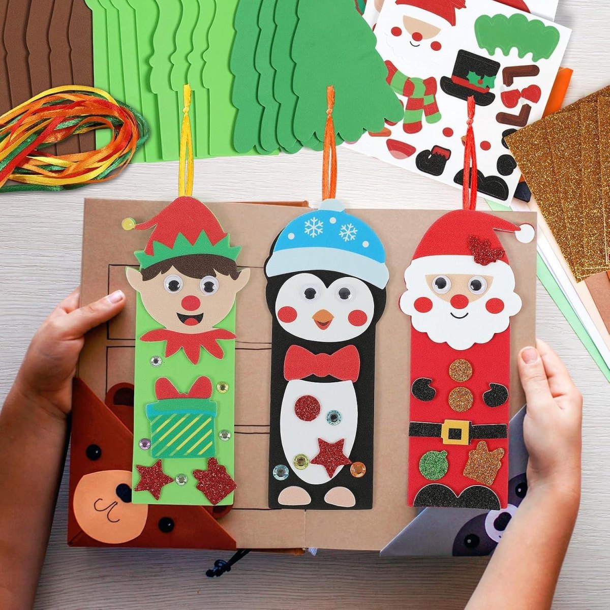 Kind bastelt Weihnachtslesezeichen